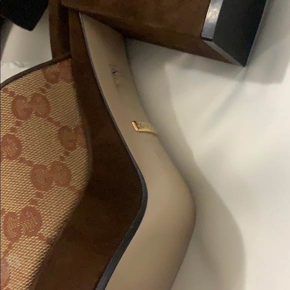 Gucci
36.5
Heel 2.4 in
Platform 0.4 in - Picture 7 of 12